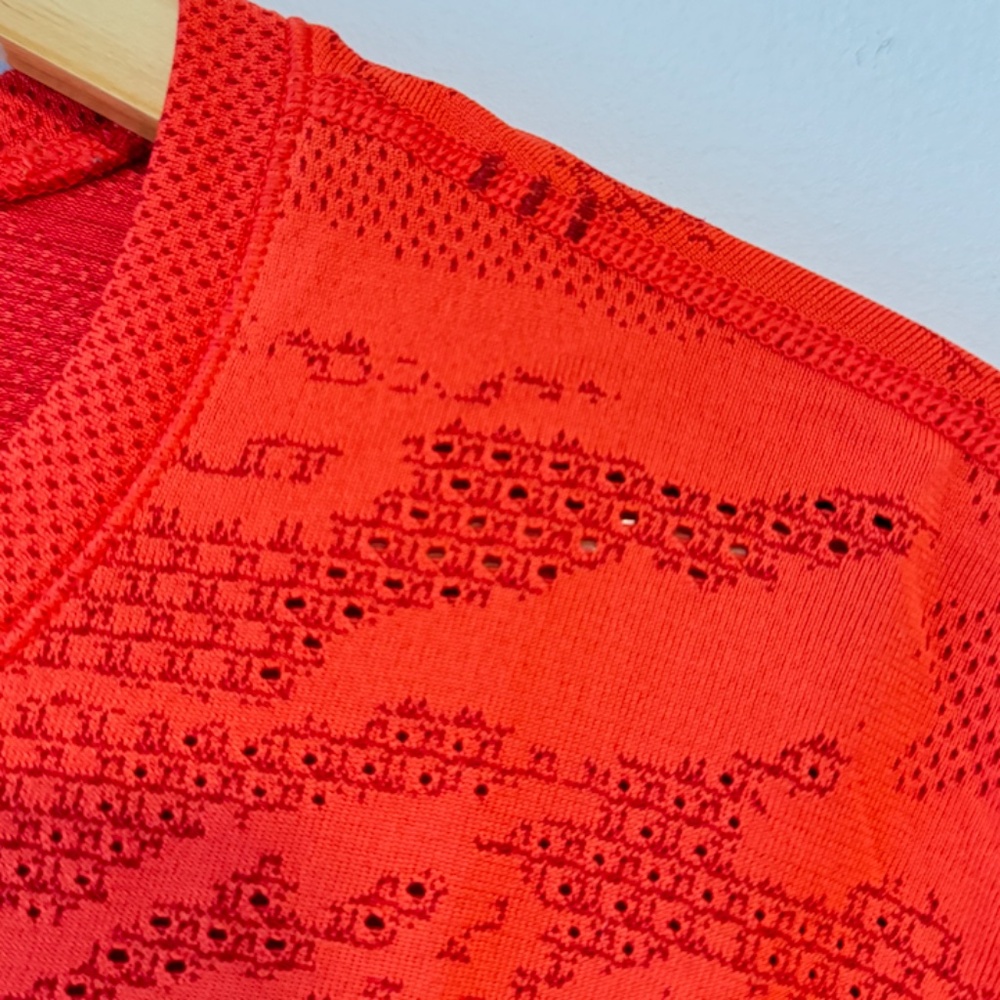 Men’s Lululemon Short Sleeve Metal Vent Tech Breathe in Orange Camo Size Small